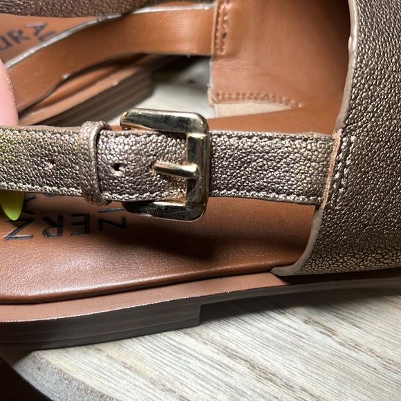 NATURLIZER Leather Fairfax Slingback Sandals Gold & Brown Travel Vacation Comfy - Picture 8 of 9